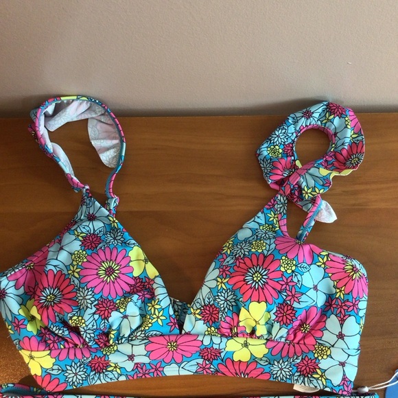 Women’s Cupshe Bright Floral Ruffled V Neck Mid Rise Bikini Size Medium - Picture 2 of 8